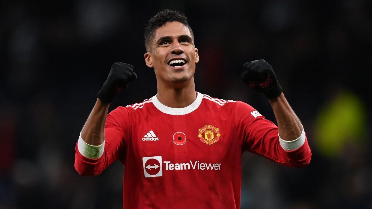Varane durante un partido de Premier League con el Manchester United