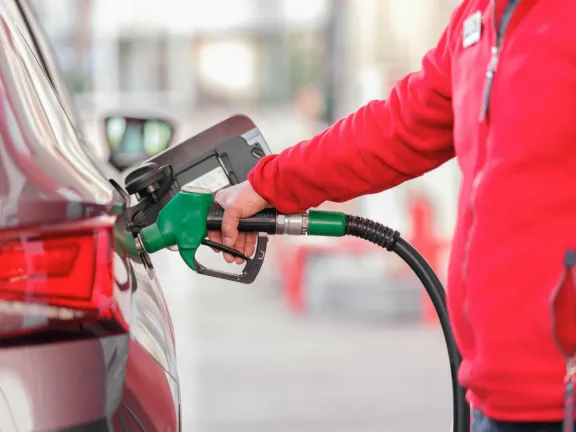 Expertos prevén nuevas subidas en los precios de los combustibles tras alza de hasta $32,2