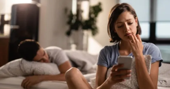 Conoce el "engaño" en redes sociales que podría estar afectando tu relación de pareja
