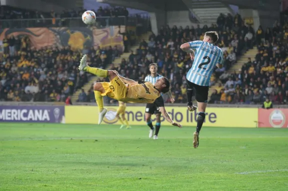 De local: Coquimbo Unido no pudo ante el oficio de Racing y ve frenado su ascenso en la Sudamericana