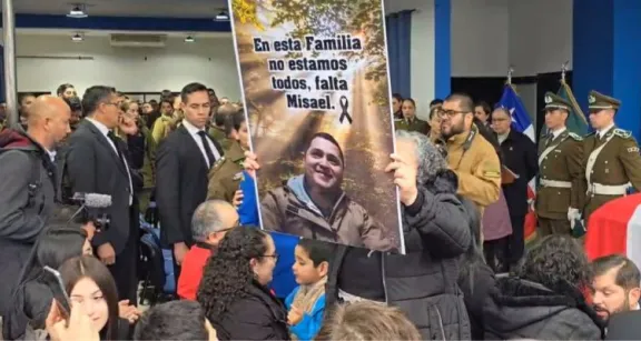 Cientos de personas llegan a despedir a carabineros asesinados en Cañete