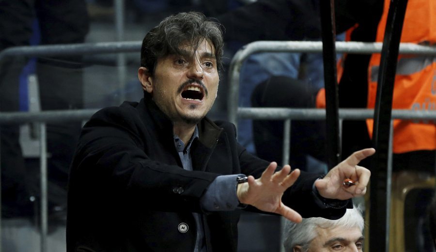 Dimitris Giannakopoulos protesta por la presencia de aficionados del Maccabi en las gradas de la sala Pionir