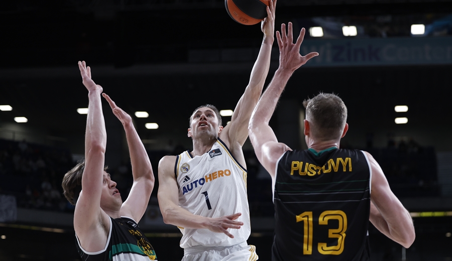 El Real Madrid sufre pero acaba superando al Monbus Obradoiro para presionar a Unicaja