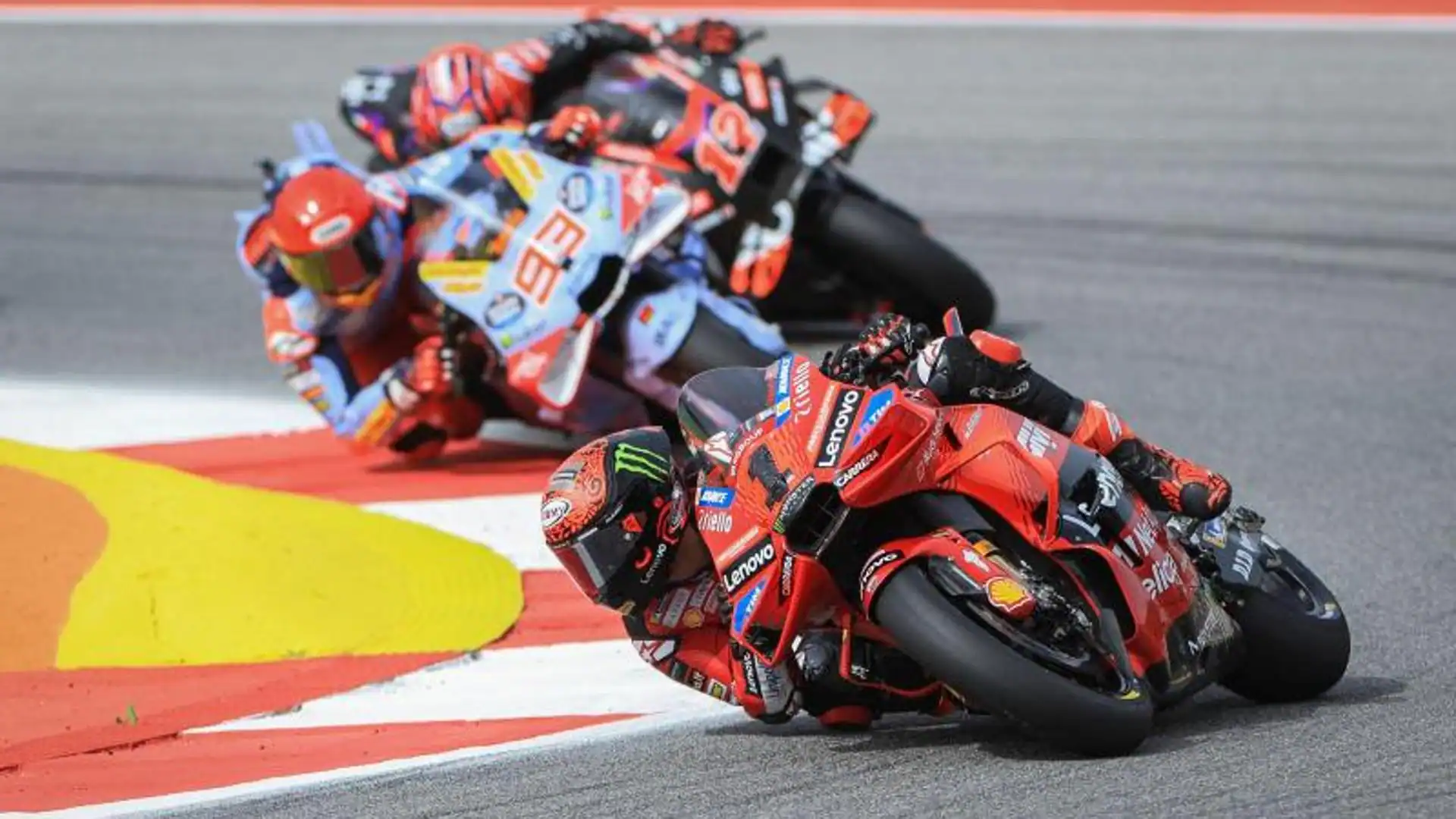 Maverick Viñales gana un sprint con pleno español
