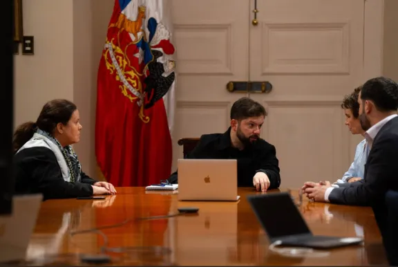 Presidente Gabriel Boric afirmó que él nunca festinó con la imagen "burda" del perro matapacos