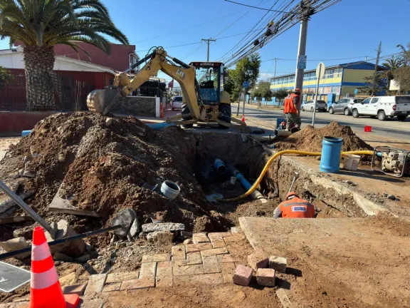 (VIDEO) Caos en Avenida Cisternas: Rotura de matriz afecta a 9 viviendas