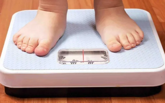 Ambientales, psicosociales y genéticos: Los factores que inciden en la obesidad y sobrepeso infantil