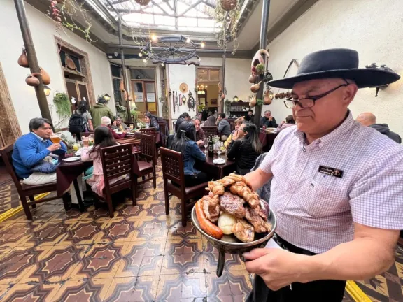 ‘Donde el guatón’: 36 años rescatando las tradiciones y la buena comida chilena