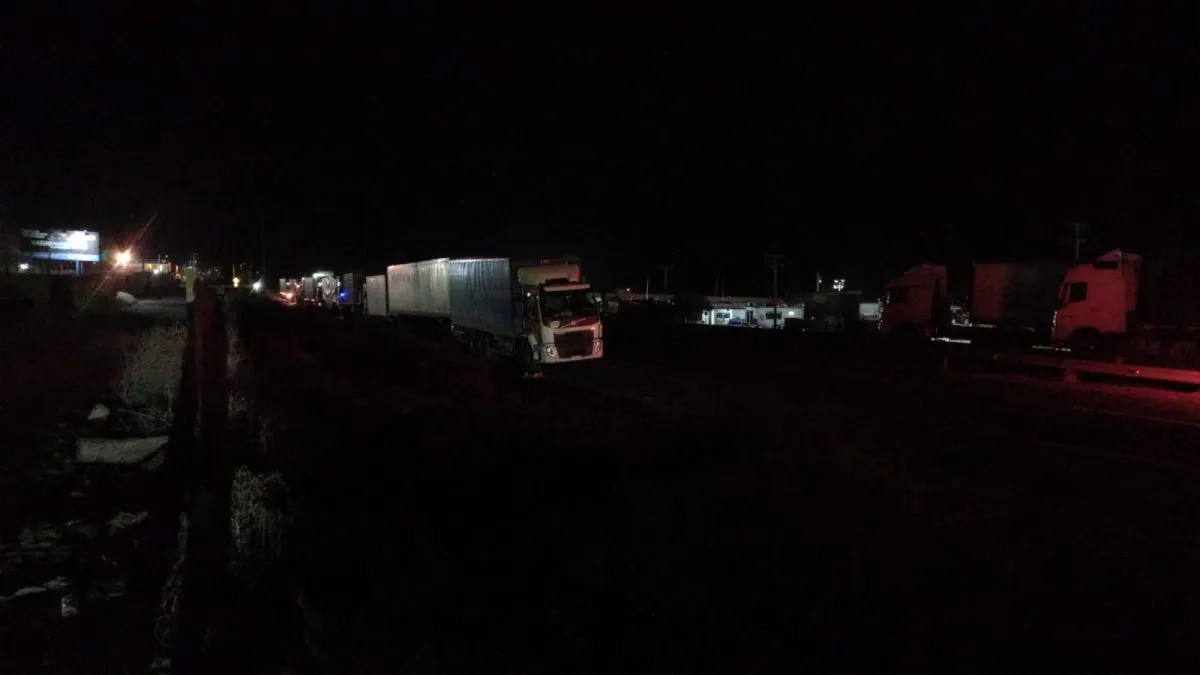 Ahora: Camioneros se agloreman en las entradas norte y sur de la conurbación por paro nacional