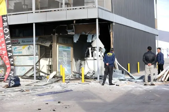 Coquimbo: Delincuentes explotan cajero, incendian auto y huyen con millonario “botín”