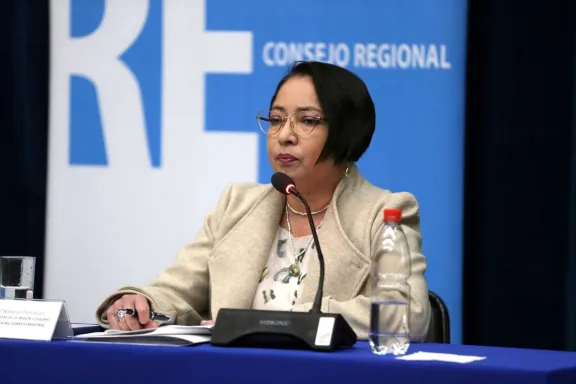 Caso Festival Ilumina: Funcionaria se querella por injurias contra Krist Naranjo