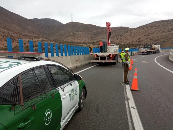 Precaución: Caída de carga desde camión interrumpe tránsito en la Ruta 5 en dirección al norte