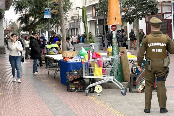 "Cómo si nada": Ambulantes retornan a calle Cordovez como medida de presión