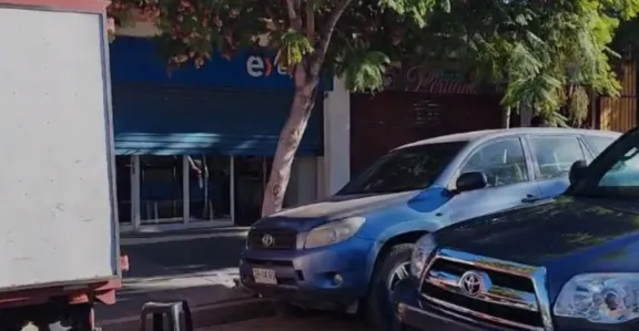Robo en tienda Entel de Salamanca: delincuentes huyen con teléfonos y vehículo de empleada