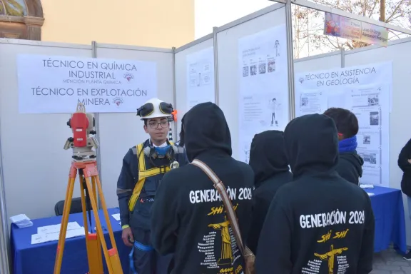 Estudiantes de sectores rurales de La Serena participan en feria vocacional