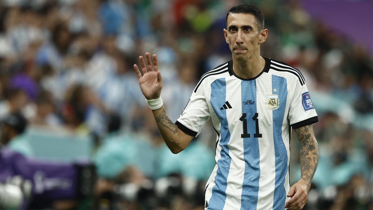 Angel Di Maria de Argentina celebra el gol marcado por Lionel Messi, el 26 de noviembre de 2022, en un partido de la fase de grupos del Mundial de Fútbol Qatar 2022 entre Argentina y México en el estadio de Lusail (Catar). EFE/ Rodrigo Jiménez