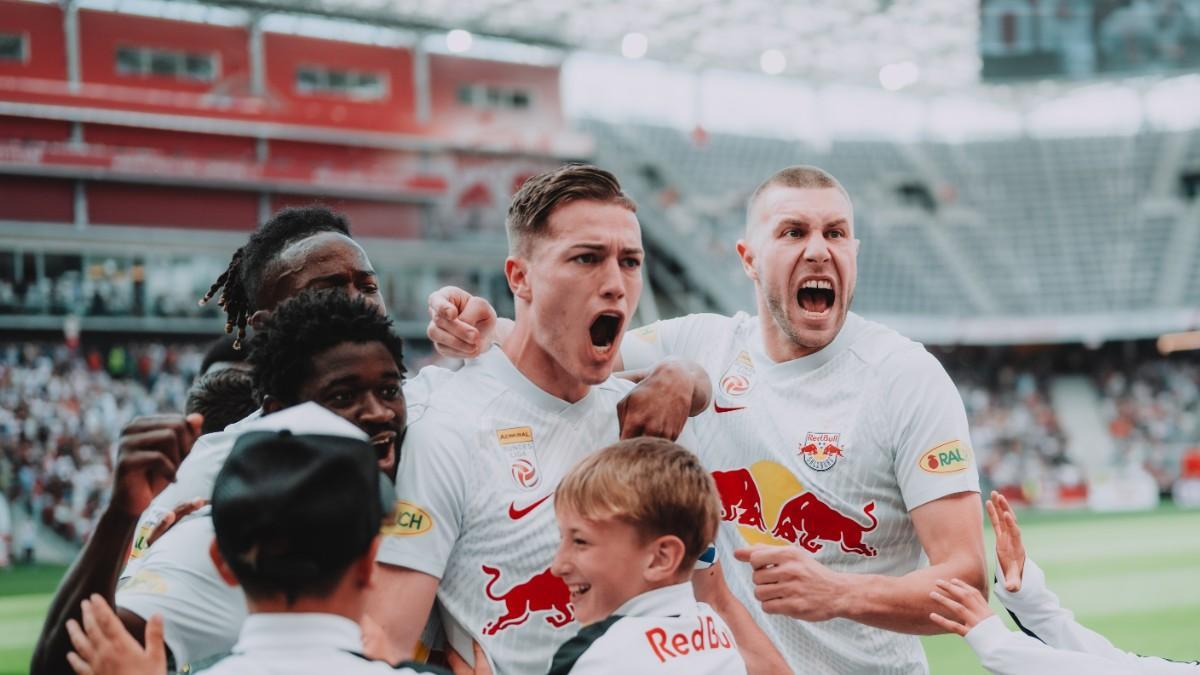 Los jugadores del RB Salzburgo celebran un gol