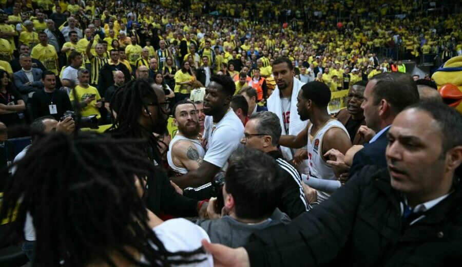 El lamentable enfrentamiento de aficionados del Fenerbahce con jugadores del Mónaco: «Es inaceptable»