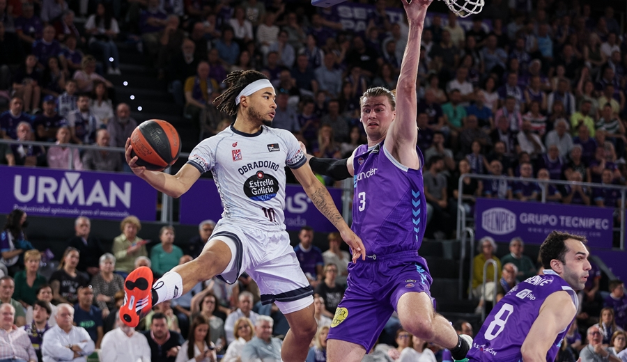El Monbus Obradoiro supera al Zunder Palencia, toma aire y sale del descenso