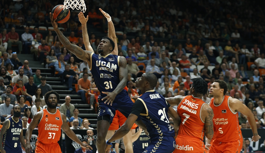El UCAM Murcia asalta la Fonteta y recupera el factor cancha ante Valencia Basket