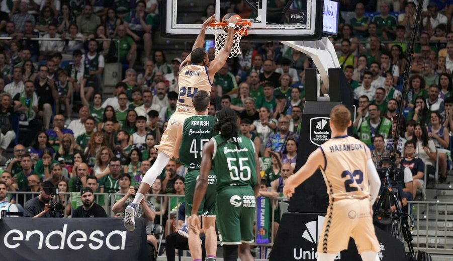 El UCAM Murcia gana los dos partidos en el Carpena y pone al Unicaja contra las cuerdas