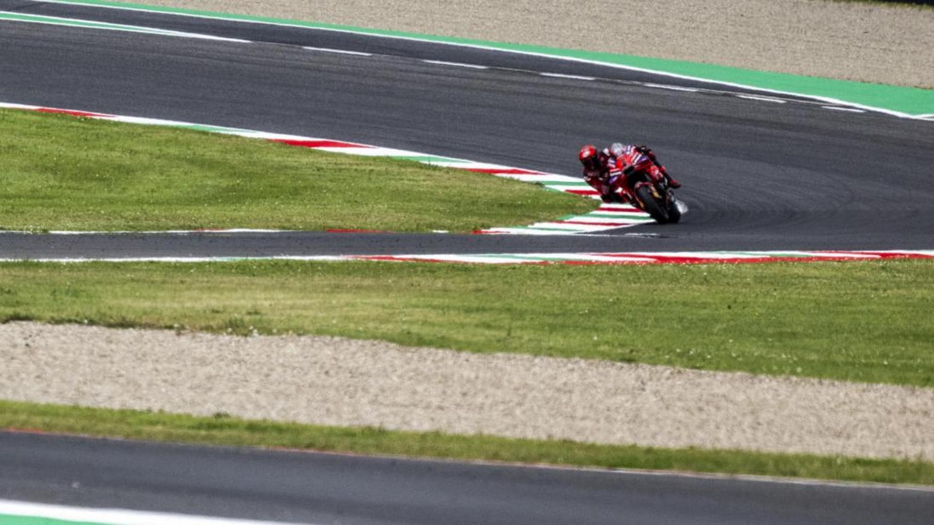 Bagnaia mete miedo en Mugello y Márquez se libra de la Q1