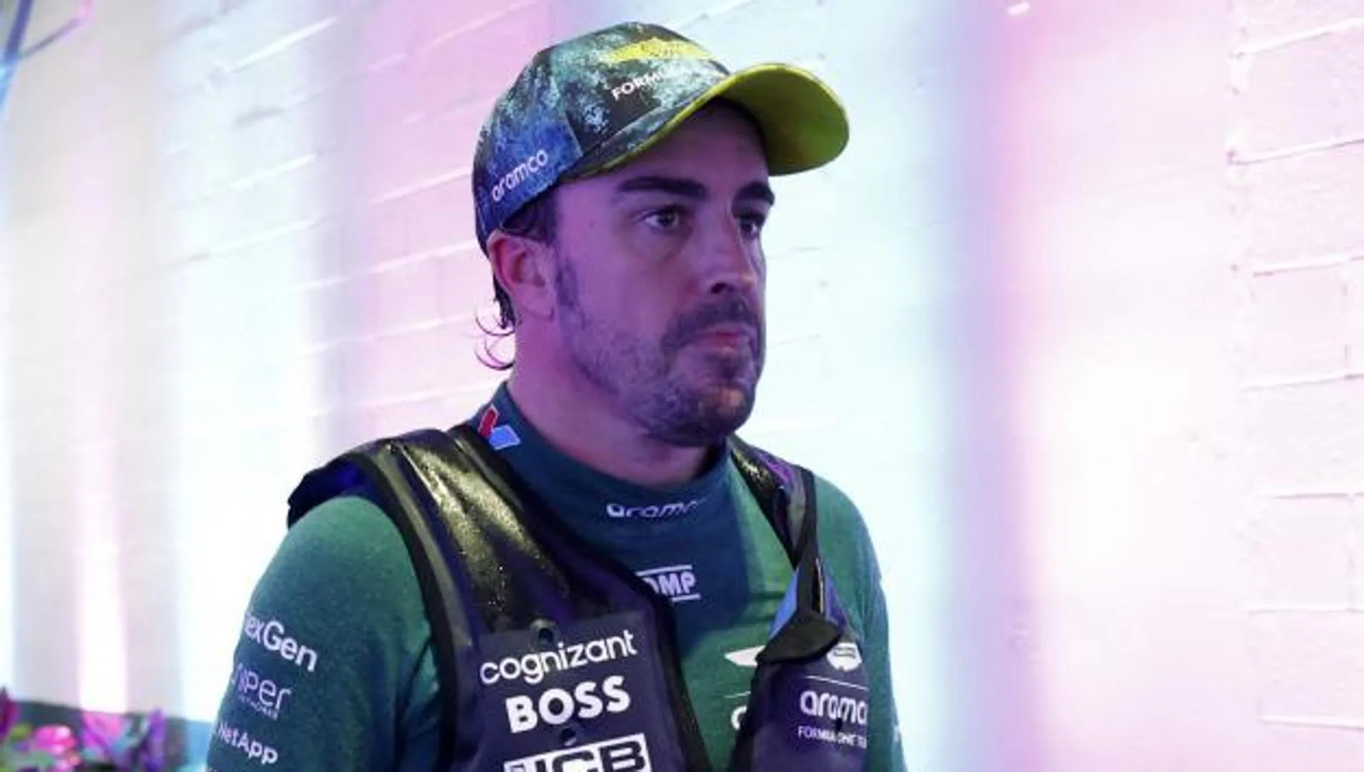 Hamilton destroza a Alonso en el sprint y los comisarios no se atreven a castigarle
