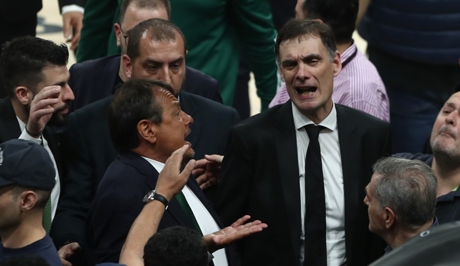 Ergin Ataman carga contra Bartzokas tras salvar el primer match-ball en la final griega