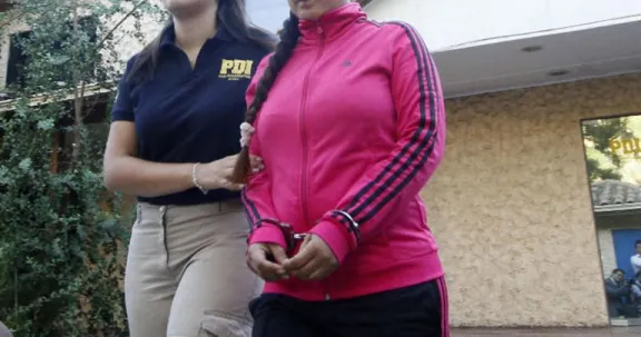 Detienen por homicidio a cuidadora de niña de 3 años que murió tras caer de edificio en Santiago