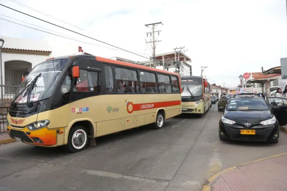 Choferes de locomoción colectiva denuncian falsificación de pases escolares en la región