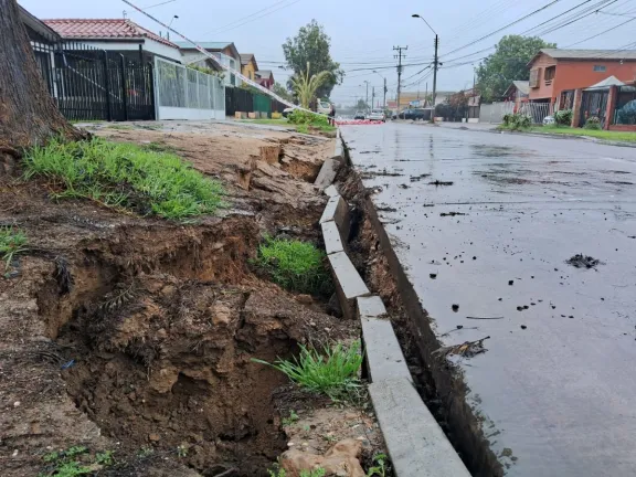 Sistema frontal: Pequeño socavón se produjo en sector de Sindempart