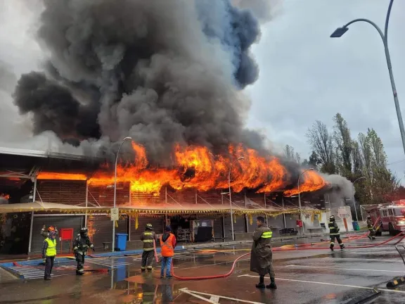 Mega incendio en Feria de Abastos de Illapel: locales totalmente consumidos por las llamas
