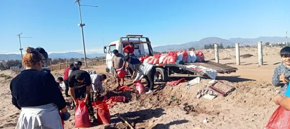 “No nos dan solución”: Vecinos de Tierras Blancas instalan sacos de arena para protegerse de las lluvias