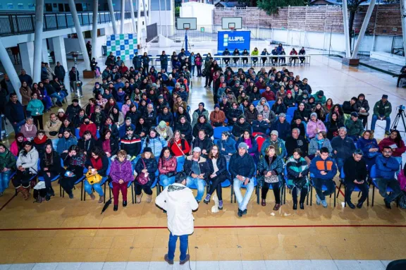 Municipalidad de Illapel entrega 400 mil pesos a locatarios de la Plaza de Abastos