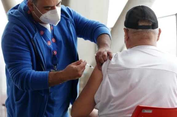 Alegan bajar cobertura: 76% de los fallecidos por influenza de la región son adultos mayores