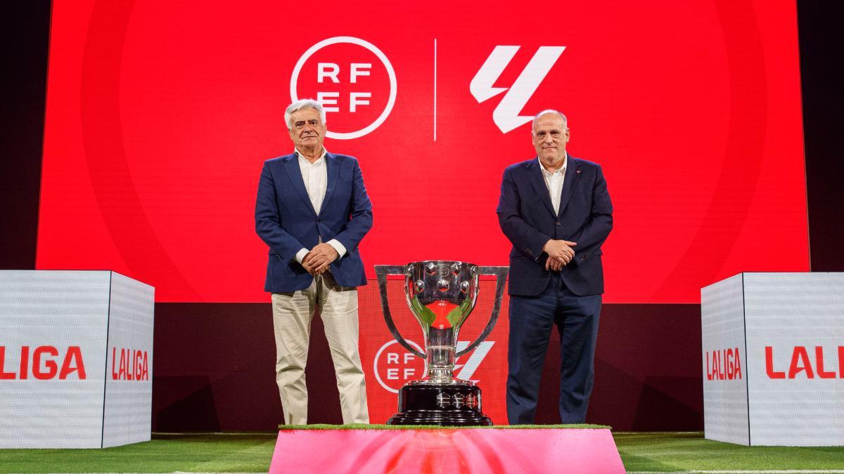 El presidente de la RFEF, Pedro Rocha y el presidente de LaLiga, Javier Tebas