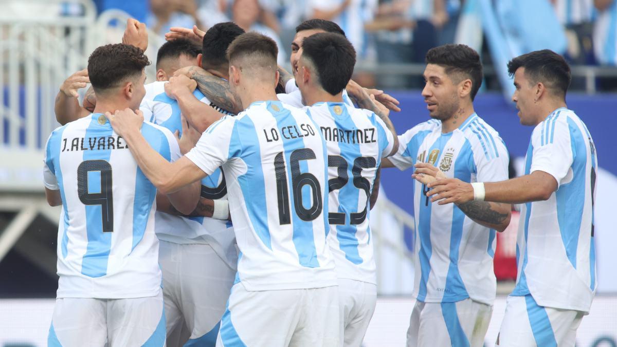 Los argentinos celebran el tanto de Dí María