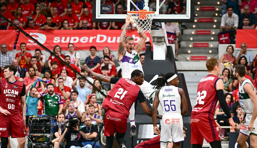 El Unicaja sobrevive a Murcia y fuerza el 5º partido en el Carpena