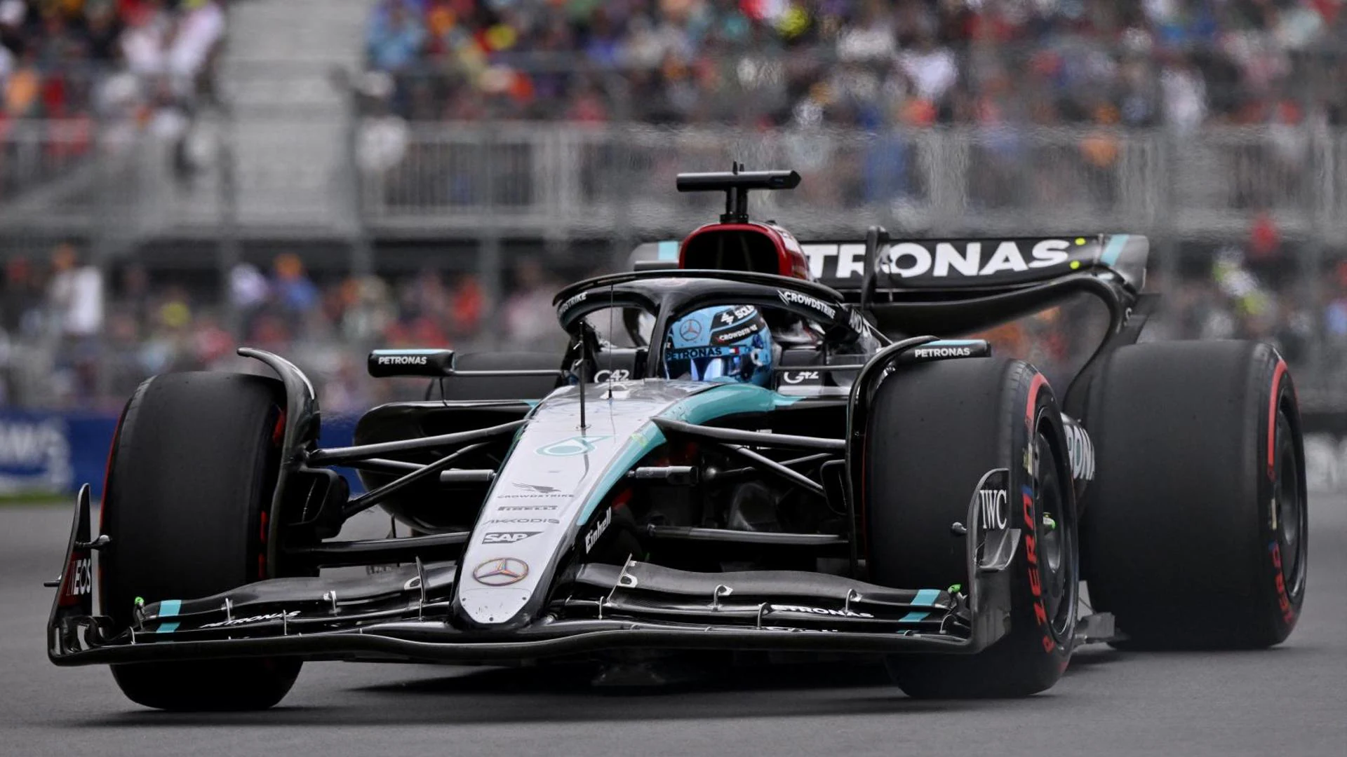 Russell logra la pole imposible con el mismo tiempo que Verstappen