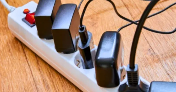 ¿Lo sabías? estos son los 16 objetos que nunca debes enchufar en un alargador o zapatilla