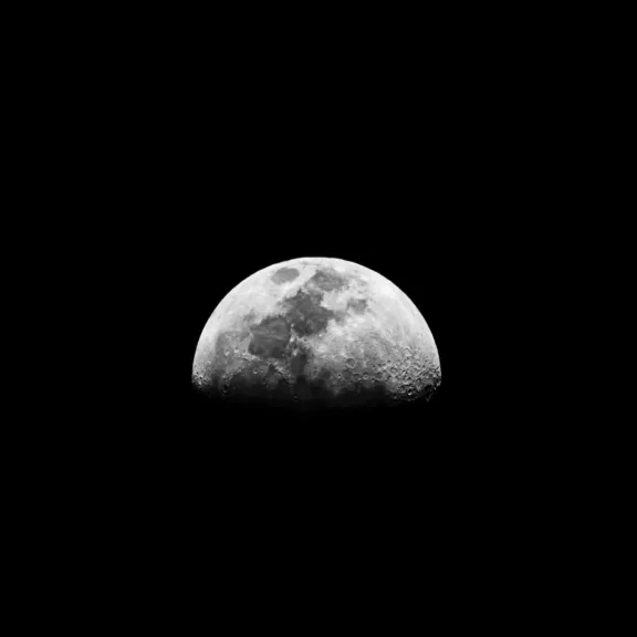 ¿Qué será? China encontró un extraño elemento en la Luna que desafía las teorías de cómo se habría formado