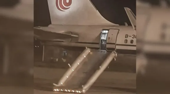 ¿Pero cómo? Mujer genera caos al abrir puerta de emergencia de avión en China