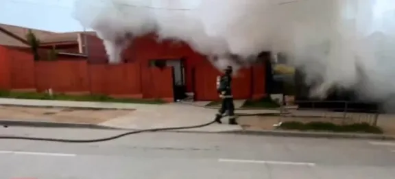 La Serena: Incendio estructural movilizó a bomberos por densa columna de humo