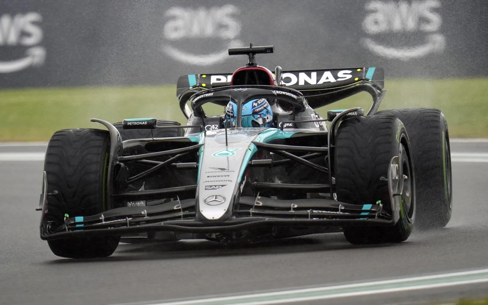 Russell lidera la fiesta británica en un Silverstone complicado