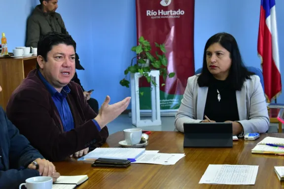 Municipio de Río Hurtado se reúne con autoridades regionales para abordar afectación tras incendio