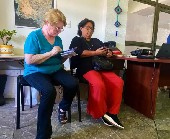 Invitan a adultos mayores del sector rural a inscribirse en taller de alfabetización digital para uso del celular