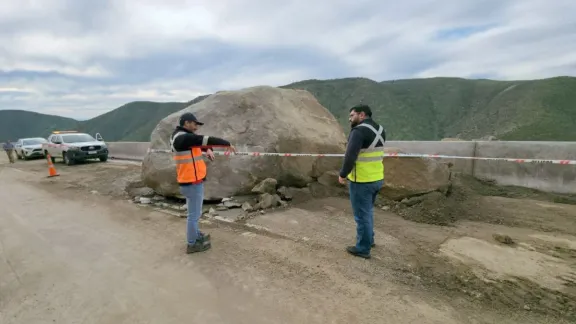 Mañana inician trabajos para remover enorme roca que obstruye tránsito en Cuesta Los Mantos