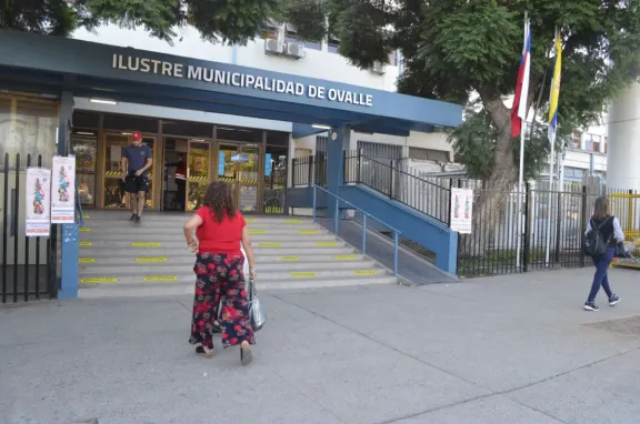 Ovalle lidera cifra en la región de cantidad de funcionarios municipales contratados según informe de Dipres