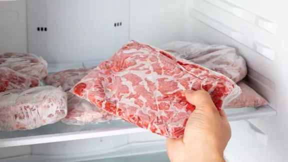 ¿Cuál es la manera correcta de descongelar la carne? Ingeniera en Biotecnología Molecular explica lo que nunca se debe hacer