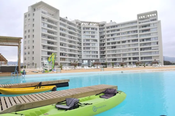 Incumplimientos: Más de 120 residentes de Laguna del Mar se querellan contra inmobiliaria